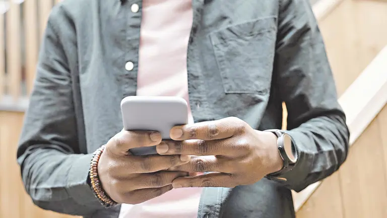 Imagen ilustrativa de un hombre que utiliza su celular./ PEXELS