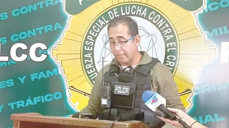 Ángel Moya, subdirector de la FELCC de Cochabamba, durante la conferencia de prensa./  MARIELA COSSÍO