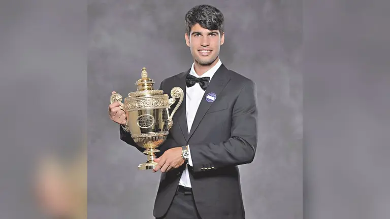 Carlos Alcaraz, con el trofeo de Wimbledon, en que salió bicampeón./ WIMBLEDON