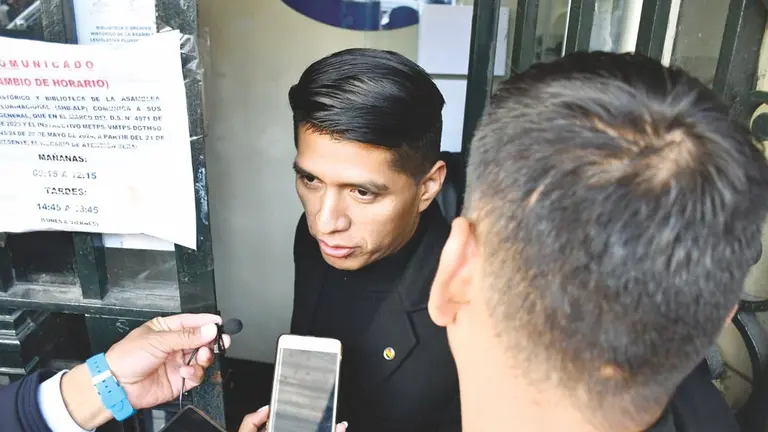 El titular del Senado, Andrónico Rodríguez, poco antes de ingresar al encuentro entre las fuerzas políticas de la ALP y David Choquehuanca./ APG