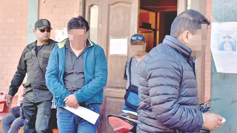 Juan Carlos C. (delante) y su amigo Jorge M. (atrás) son conducidos al Juzgado de Sipe Sipe el 3 de julio, donde les dieron la detención preventiva./ NOÉ PORTUGAL