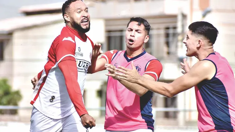 Jugadores del Manzanero festejan una conquista en un duelo pasado./ DICO SOLÍS