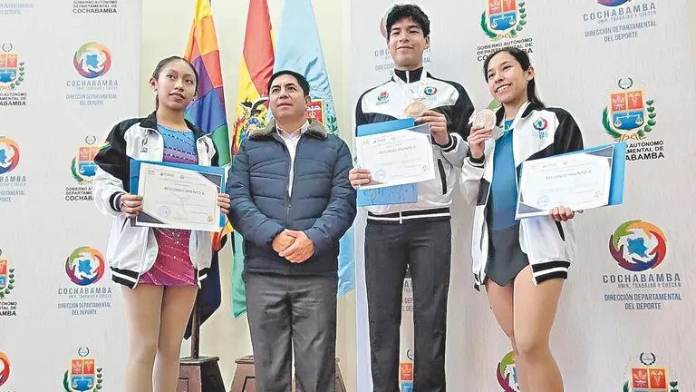 Giovanny Cossío (c), encargado de la Didede,  entregó los reconocimientos./ DIDEDE