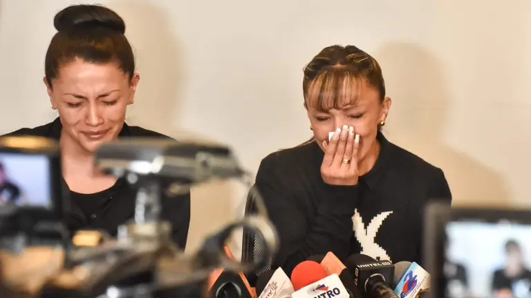 Las hijas de los esposos Claure Ayala, quienes fueron asesinados en Vinto Chico, en conferencia de prensa. DICO SOL&Iacute;S