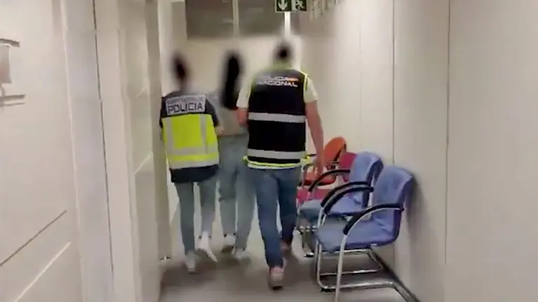 Gianina Garc&iacute;a Troche es detenida en el aeropuerto Adolfo Su&aacute;rez de Barajas, en Madrid./ POLIC&Iacute;A NACIONAL DE ESPA&Ntilde;A