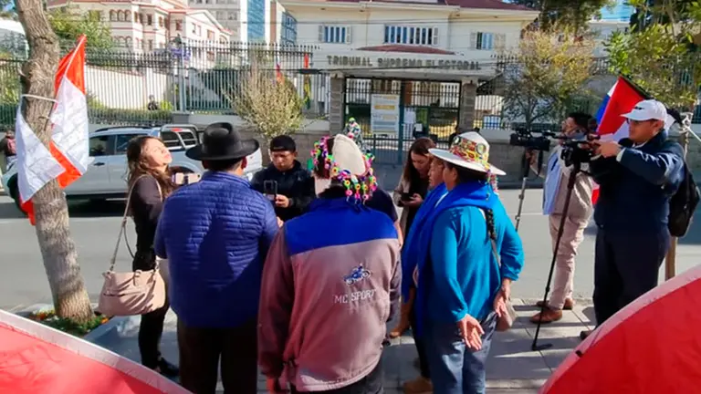 La vigilia la tarde de ester mi&eacute;rcoles al frente del TSE./ ERBOL.