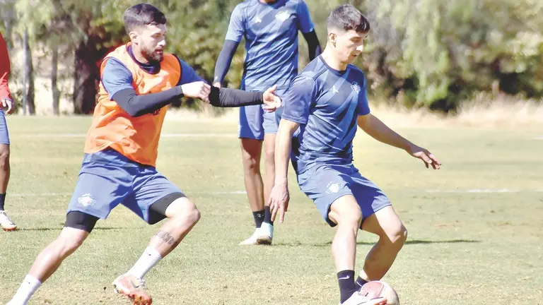 Álex Cáceres traslada el balón, durante su primera práctica con el crédito valluno. Llevará el dorsal 11./ DICO SOLÍS
