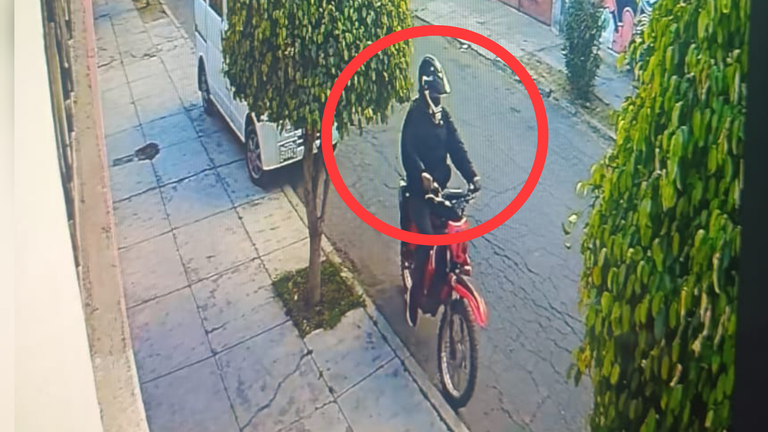 C&aacute;mara de vigilancia capta a presunto autor del robo en Quillacollo. CORTES&Iacute;A