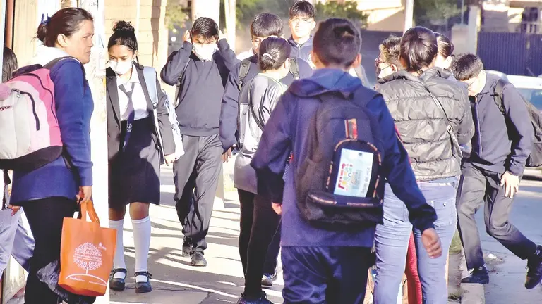 Estudiantes con uniformes y abrigos, en Cochabamba./ DICO SOLÍS