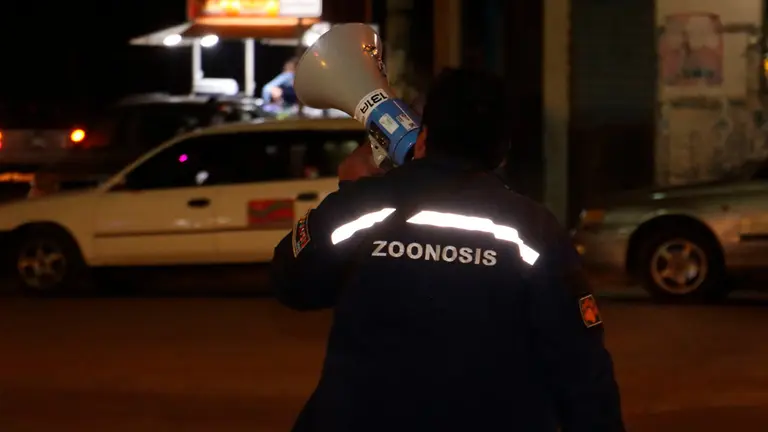 Un funcionario de Zoonosis Sacaba en el operativo. Zoonosis
