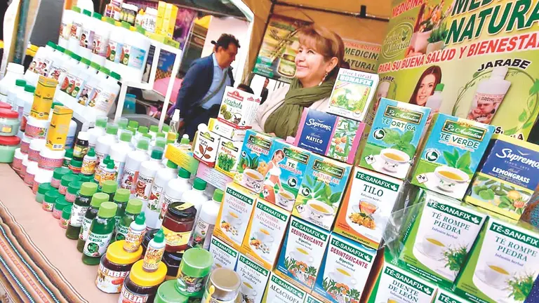 La muestra de productos naturales en la feria en la Plaza 14 de Septiembre, este 18 de julio./ DICO SOLÍS