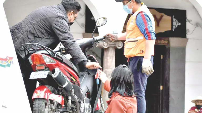 Personal del SEM traslada una motocicleta./ DICO SOLÍS