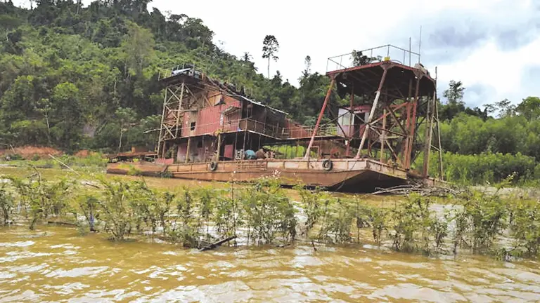 Hay dragas que están cerca al Madidi y que fueron abandonadas debido al control que realizan las autoridades./  IVÁN PAREDES - SERNAP