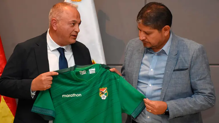 Momento de la presentaci&oacute;n de &Oacute;scar Villegas./ APG