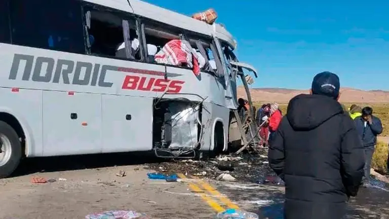 Imagen del &oacute;mnibus que colision&oacute; en la ruta Patacamaya-Tambo Quemado./ RADIO PIO XII ORURO