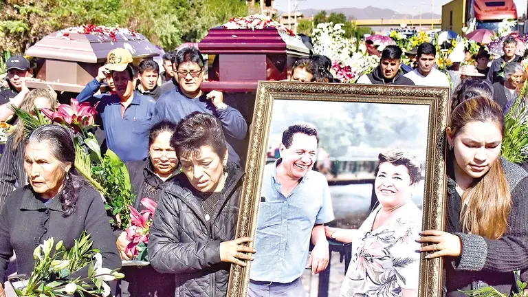 Juan y Rufina Justina son despedidos por familiares, amigos y vecinos el 2 de julio en Sipe Sipe, en Cochabamba./ DICO SOLÍS