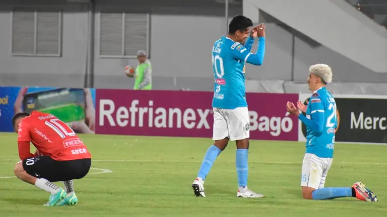Jugadores de San Antonio de Bulo Bulo festejan el penal errado por Rodrigo Amaral de Wilstermann. No&eacute; Portugal