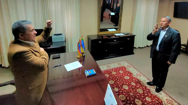 El Ministro de Defensa, Edmundo Novillo, posesion&oacute; este lunes a Luis Amilcar Vel&aacute;squez Burgoa, como nuevo viceministro de Lucha Contra el Contrabando. Urgente.bo