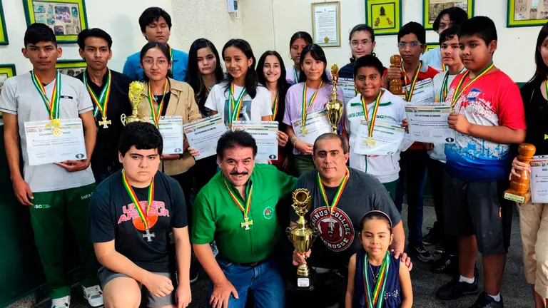 Foto de los premiados tras el torneo.  FBA