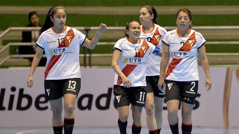 Jugadoras de Always Ready celebran un triunfo ante Deportivo Jap (Peru), por la Copa Conmebol Libertadores de futsal femenina./ APG
