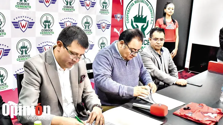 Momento exacto en que COBOCE y Wilstermann firman el acuerdo de patrocinio en favor del cuadro aviador./ DICO SOL&Iacute;S