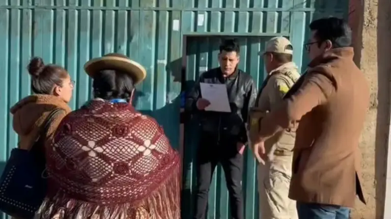 Momento en que el tiktoker Juan Rub&eacute;n B. M. fue notificado en su vivienda de la ciudad de El Alto. ERBOL
