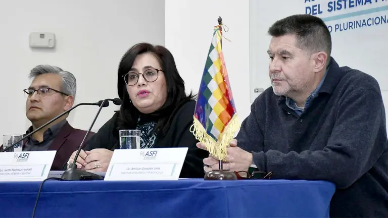 La directora general de la ASFI, Ivette Espinoza, en conferencia de prensa./ APG