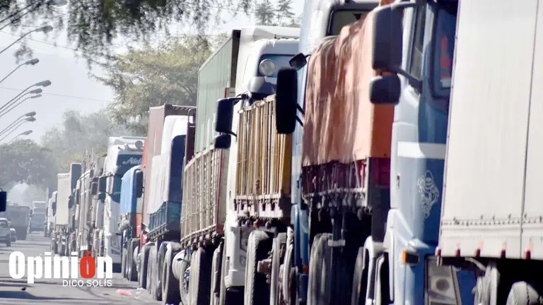 Surtidores sin diésel, largas filas y bloqueos../ DICO SOLÍS