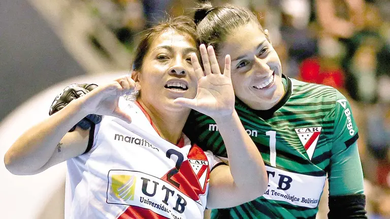 Jugadoras de Ready celebran un gol en su debut./ APG