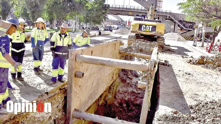 Las obras del colector en la avenida 6 de Agosto, este 23 de julio./ DICO SOL&Iacute;S