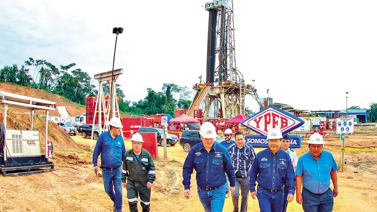 El presidente Luis Arce en Mayaya, sitio en que se exploran pozos hidrocarbur&iacute;feros./ ABI