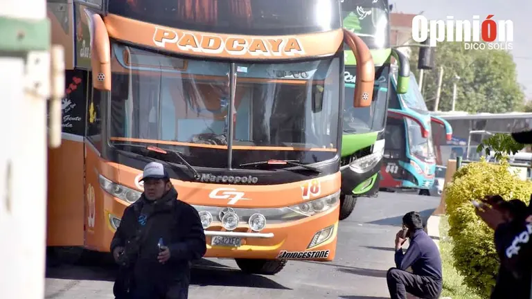 Surtidores sin diésel, largas filas y bloqueos en Cochabamba./ DICO SOLÍS