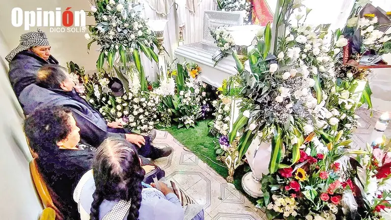 Familiares velaban ayer el cuerpo de Cristhian C&eacute;spedes en su casa en la zona de El Abra, en Sacaba./ DICO SOL&Iacute;S