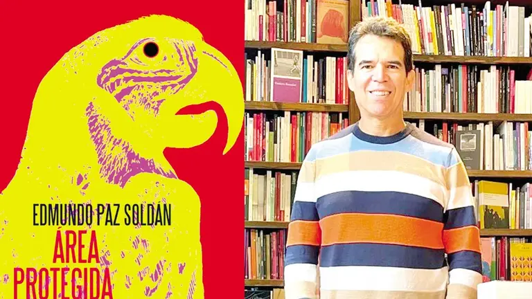 El escritor Edmundo Paz Sold&aacute;n y la portada de su novela &ldquo;&Aacute;rea protegida&rdquo;./ CORTES&Iacute;A