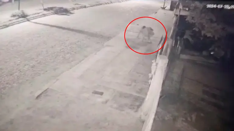 Captura de la c&aacute;mara de seguridad que capt&oacute; el momento del asalto y posterior asesinato contra Cristhian C&eacute;spedes. Captura