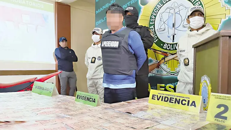 La Polic&iacute;a presenta al hombre que habr&iacute;a sido 
contratado como chofer por los atracadores./ MARIELA COSS&Iacute;O M.