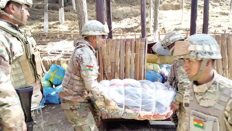 Militares recuperan fardos de ropa usada./ ADUANA