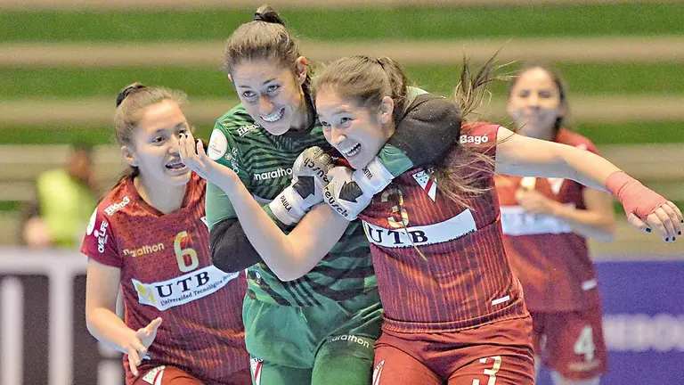 Jugadoras de Always festejan una conquista en  Quillacollo./ APG