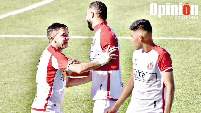 Jugadores de FC Universitario en una presentación anterior./ DICO SOLÍS