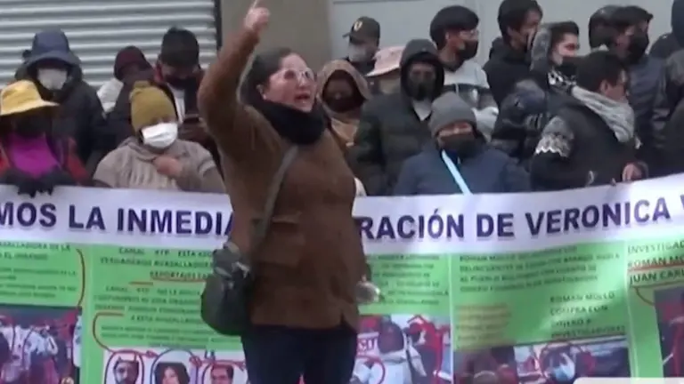 Simpatizantes de avasalladores de terrenos urbanos de la ciudad de El Alto aparecen en una imagen de archivo, durante una manifestaci&oacute;n contra el canal de televisi&oacute;n RTP.