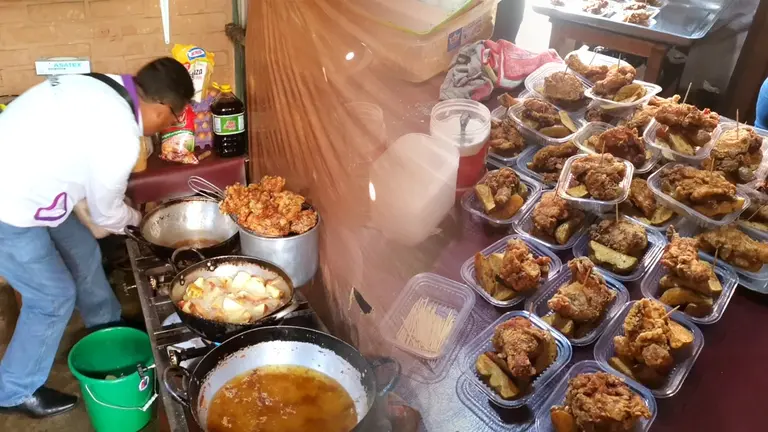 Graves faltas&rdquo; de inocuidad alimentaria e higiene detectadas por la Intendencia de Cochabamba en un kiosco escolar. INTENDENDENCIA