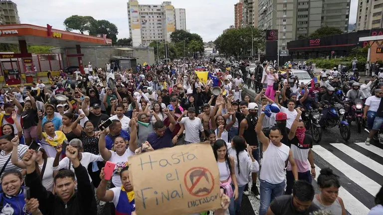 Miles de ciudadanos en las calles de Caracas protestan tras la pol&eacute;mica victoria de Nicol&aacute;s Maduro./ Telemundo 42