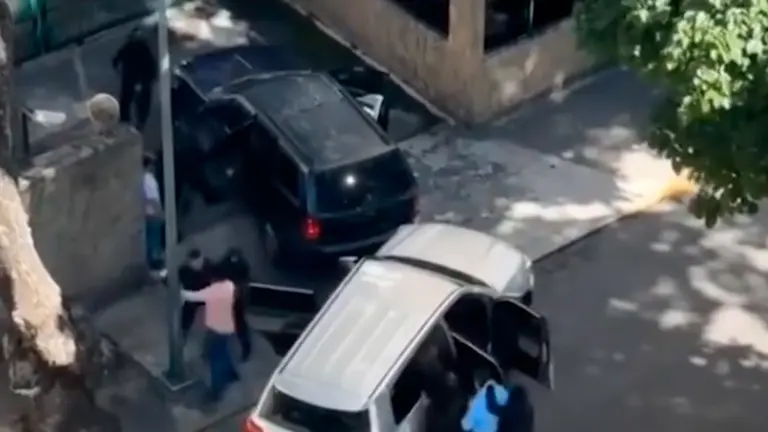Captura donde se ve al l&iacute;der opositor venezolano Superlano siendo trasladado a un veh&iacute;culo. Captura de pantalla