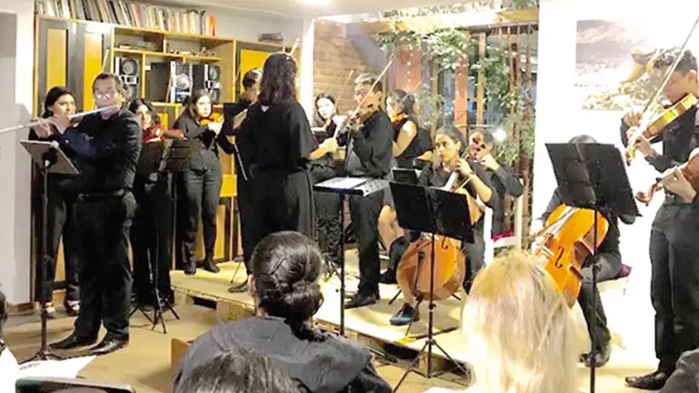 Un concierto musical en ICREA./ CORTES&Iacute;A