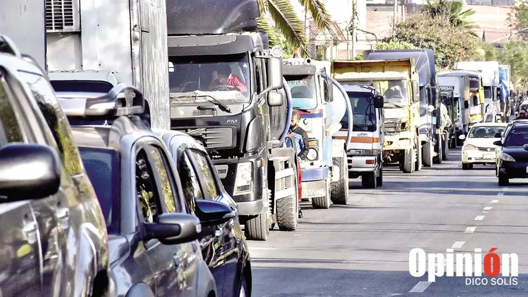 Una fila de vehículos en una estación de servicio, este 31 de julio./ DICO SOLÍS