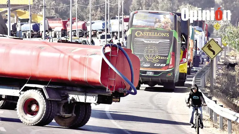 Una jornada de bloqueos del transporte pesado en Cochabamba./ DICO SOL&Iacute;S