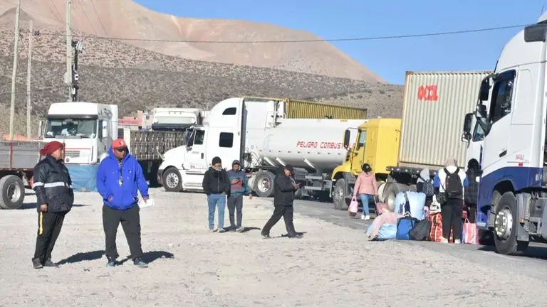 Las cisternas varadas en el bloqueo en la carretera a Chile. APG