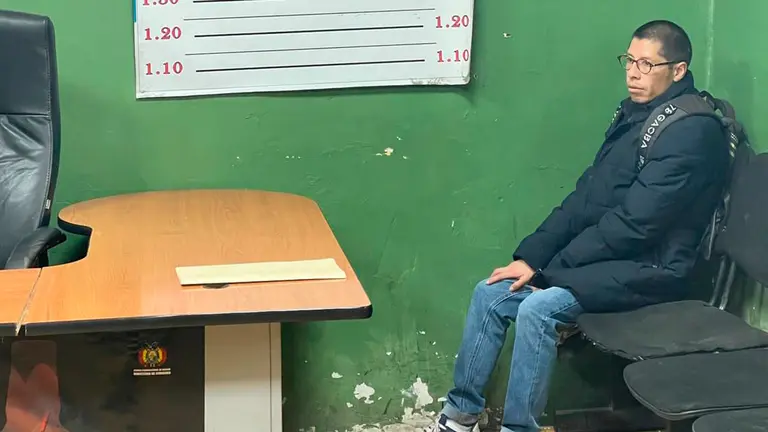 El periodista Juan P&eacute;rez Mungu&iacute;a aparece en una oficina policial./ REDES SOCIALES