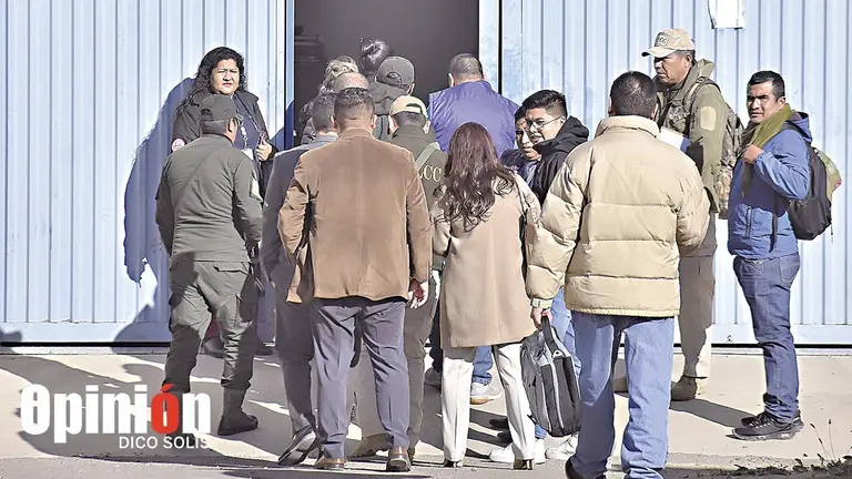 El 18 de julio, procesados y abogados ingresaron a las instalaciones del IDIF para observar las pruebas de quimioluminiscencia en dos veh&iacute;culos./ DICO SOL&Iacute;S