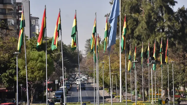 Embanderamiento de la Llajta realizado por la Alcald&iacute;a de Cochabamba, en ocasi&oacute;n de los 199 a&ntilde;os de Bolivia. DICO SOL&Iacute;S